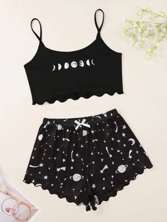 Bow Galáxia Fofo Roupa Confortavel | SHEIN Brasil Black Sleepwear, Cute Sleepwear, Cute Pajama Sets, Pastel Outfit, Cute Lazy Outfits, Short Pj Set, Lazy Outfits, Galaxy Print, Design Clothes