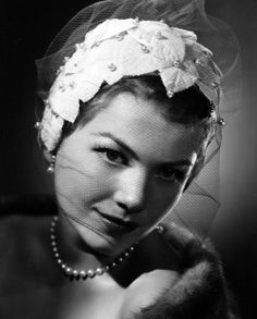 Anne Baxter in a restrained, elegant birdcage cinema creation. Anne Baxter, Vintage Headpiece, Old Hollywood Movies, Classic Movie Stars, Old Hollywood Stars, Hollywood Fashion