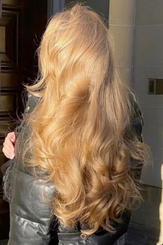 Soft Golden Blonde Hair, Dark Gold Blonde Hair, Blonde Hair Faceless, Blonde Hair Aesthetic Faceless, Long Blonde Hair Aesthetic, Light Golden Blonde Hair Color, Gold Blonde Balayage, Long Blonde Hair With Layers, Honey Blonde Natural Hair