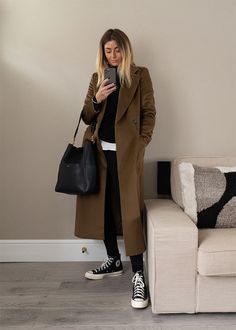 Chucks Outfit, Leggings And Converse, High Tops Outfit, High Top Converse Outfits, Emma Hill, Black High Top Converse, Converse Style, Maxi Coat