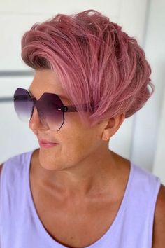 Non c'è da stupirsi che il mondo intero sia impazzito per questa tonalità di rosa scuro. È funky, tagliente, ma anche sofisticata allo stesso tempo.

// Credito fotografico su Instagram @nikitenko_elen_ Hair Styles Female, Short Hair Cuts For Women Pixie, Popular Short Hairstyles, Hair Cuts For Women, Corte Pixie, Hair Styles 2014, Latest Short Hairstyles, 2015 Hairstyles, Hair 2018