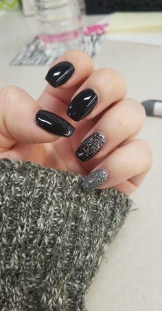 Black And Silver Shellac Nails, Black And Silver Gel Nail Designs, Nails To Go With Black Sequin Dress, Black Gray Sparkle Nails, New Years Eve Nails Black And Silver, Black And Silver Gel Nails Short, Black And Silver Prom Nails Short, Black And Silver Nails Acrylic Short, Black And White Nails Sparkle