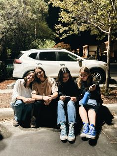 Group Picture Inspo Eating Outside, Friends Eating, Friend Group Pictures, Group Photography Poses, Girl Friendship Quotes, Group Picture, Group Pic, Group Photography, Im Leaving