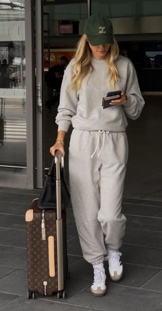 Classy Airport Outfit, Flight Outfit Airport Style, Airport Outfit Comfy, Airport Outfit Winter, Chic Airport Outfit, Cute Airport Outfit, Chic Travel Outfit, Comfy Airport Outfit, Airport Outfit Summer