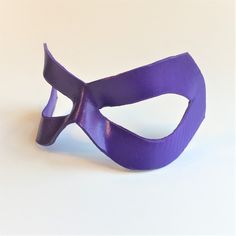 DESCRIPTIONTrick Batman once again as you cosplay Edward "E." Nigma The Riddler! Wear this purple leather mask for your Comicon costume, Cosplay convention, DC fandom event, or Halloween & have fun leaving complex clues, riddles and word games for Gotham City's finest! Get in Purple or Neon Green - Send us a swatch and we can do our best to match your costume! Any color. ** ALSO GREAT FOR MARDI GRAS ** Waterproofed leather, glossy or matte finish, & several choices to affix the mask (cord, elast Mask Cord, Comicon Costume, Comicon Cosplay, New Years Eve Ball, Cosplay Convention, The Riddler, Leather Mask, Costume Cosplay, Word Games