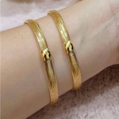 Real 18k Saudi Gold Light Weight 1 Pc. Omega Soft Bangle Not Filled Or Plated Size: 6.5-7 Inches Fits: Small- Medium (18 Cm) Its A Stretchable 18k/750 Stamped Saudi Gold, Brand Jewelry, Gold Light, No Brand, Jewelry Branding, Womens Jewelry Bracelets, Bangles, Plating, Women Jewelry