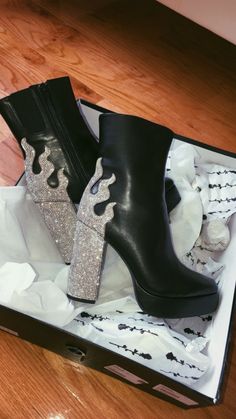 Fire Boots, Hype Shoes, Shoe Inspo, Aesthetic Shoes, Shoe Closet, Pretty Shoes, Dream Shoes, Shoe Obsession, Shoe Game