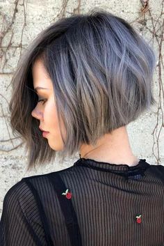 Bobschnitt asymmetrisch grau Short Grey Haircuts, Grey Hair And Glasses, Hair Blending, Grey Bob Hairstyles, Gray Hairstyles, Line Bob Haircut, Gray Hair Cuts, Short Grey Hair