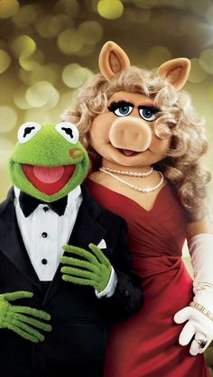 kermie the frog and miss piggy from muppets in love on broadway