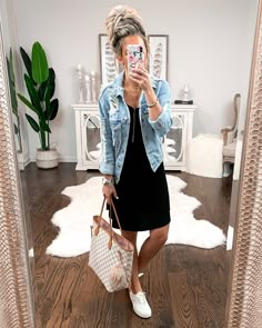 Living in good basics 🙌🏽 Y’all what the heck did we do before amazon prime?! Like seriously, I order everything on there now!! This dress… Spring Summer Outfits, White Sneakers, Amazon Prime, Look Fashion, Jacket Outfits, Women's Dresses