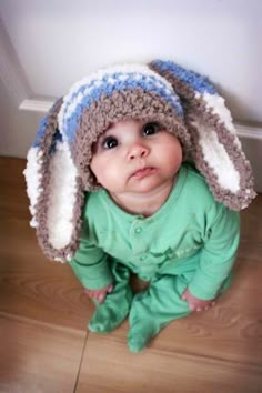 a baby wearing a knitted hat with two arrows pointing to the top and bottom