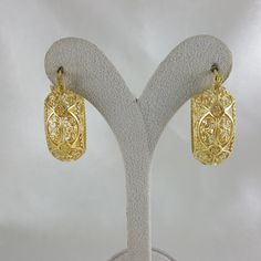 💎 Finely Crafted Jewelry. Made by master goldsmiths in Istanbul in our workshop. ❤️ Enjoy 18K gold for Less! What you see is gold, what touches your skin is 18k gold. ✓ Instant Glamour and Comfort - Statement Hoop Earrings ✓ Classic Timeless Filigree Hoop Earrings Design ✓ Length: 30 mm | 6/5 inch ✓ Width: 10 mm | 2/5 inch 100% Customer satisfaction guaranteed! Hassle free returns or exchanges. Reach out if you have any special requests and we'll make it happen! OTHER INFORMATION ✓ All items ar Gold Oval Earrings With Intricate Design, Gold Clip-on Huggie Earrings, Yellow Gold Oval Filigree Earrings, Oval Yellow Gold Filigree Earrings, Oval Yellow Gold Earrings With Intricate Design, Small Hoop Gold Filigree Earrings, Gold Filigree Small Hoop Jewelry, Gold Hallmarked Huggie Earrings For Gifts, Hallmarked Gold Huggie Earrings For Gift