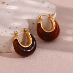 A horseshoe shaped earring that is easy to match, perfect for everyday wear. DetailsSize:25mmx 25mm Horseshoe Earrings, Dare To Be Different, Backpack Tote Bag, Affordable Jewelry, Stainless Steel Earrings, Acrylic Colors, Tote Backpack, Gold Plated Jewelry, Bag Straps