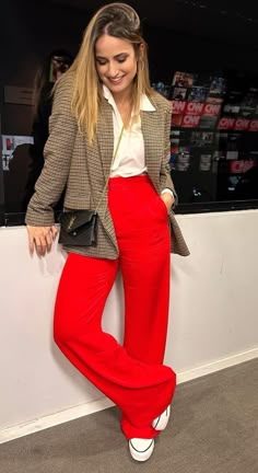 Red Colorblock Outfit, Red Wide Pants Outfit, Wide Leg Red Pants Outfit, High Waist Trousers Outfit Classy, Rain Work Outfit, Outfit Giorno, Outfit Pantalon Rojo, Mari Palma, Red Pants Outfit