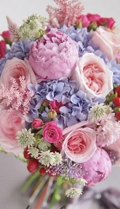 a bouquet of pink and purple flowers on a table