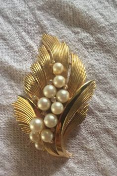 1940s Jewelry, Vintage Gold Brooch, Diamond Fashion Jewelry, Pearl Jewelry Design, Vintage Trifari, Mid Century Jewelry, Wedding Brooch