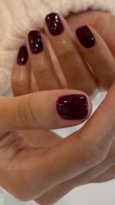 Discover chic and professional office nails to elevate your workday style. Explore elegant designs and colors perfect for any corporate setting! Maroon Nails On Brown Skin, Short Sqovalnails, Wine Pedicure, Burgundy Dip Nails, Short Round Square Nails, Short Round Nails Fall, Fall Natural Nails Short, September Toe Nails Color, Short Gel Extension Nails