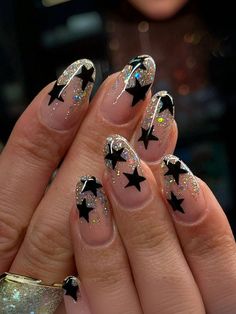 Glitter Stars Nails, All Glitter Nails Sparkle, How To Make Stars On Nails, Nails Black With Glitter, Black Pattern Nails, How To Do Stars On Nails, Sparkly Star Nails, Gothic Short Nails, Black Stars Nails