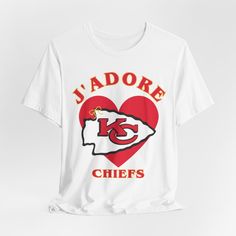 Cotton t-shirt with Chiefs graphic Model wearing size medium *Pre-Order item- made to order, please allow up to 10 business days for delivery* Dress And Jacket Set, Dressed Down, Sale House, Dress Collection, Cotton T Shirt, Pre Order, Jacket Dress, Cotton Tshirt, Bag Accessories