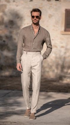 Beige Linen Trousers, Vintage Leather Backpack, Green Trousers, Herren Outfit, Summer Outfits Men, Linen Trousers, Pullover Shirt, White Pants