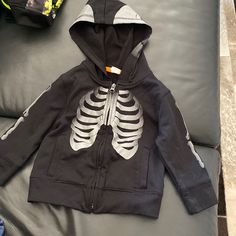 Brand New Kids Gap Skeleton Zip Up Sweater Size 18-24 Months. Pet/Smoke Free. Will Ship Same Day! Fete Emo, Skeleton Sweater, Black Skeleton, Skeleton Halloween, Halloween Hoodie, 2000s Fashion Outfits, Swaggy Outfits, Mode Inspo, Alternative Outfits