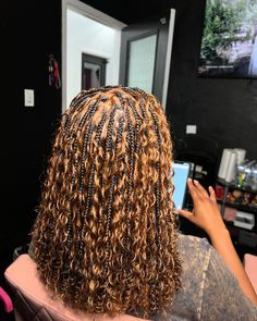 Bobo Braid Hairstyles, Black And Blonde Goddess Braids, Honey Blonde Boho Knotless Braids Bob, Boho Knotless Braids Short, Boho Braided Hairstyles, Short Box Braids Hairstyles, Braided Hairstyles For Black Women Cornrows, Feed In Braids Hairstyles, Goddess Braids Hairstyles