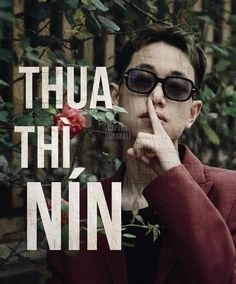 a man in glasses is posing for a photo with the words, thua thu nin