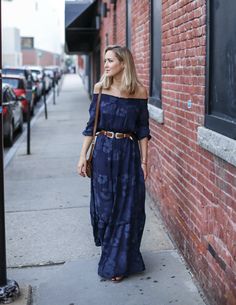 Try a maxi dress this summer like this for a more Boho look. Throw in a belt for a more fitted look! Cubicle, Classy Cubicle, Looks Chic, Mary Orton, Navy Blue Dresses, Nyc Fashion, Favorite Dress, Outfit Details, Spring Summer Fashion