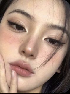 Makeup Ideas Korean Ulzzang, Different Eye Lid Shapes, Round Asian Eyes Makeup, Cat Eye Asian Eyes, Make Up Looks Asian Makeup Ideas, Edgy Asian Makeup, Makeup Reference Natural, Simple Makeup Looks Natural Asian, Graphic Liner Asian Eyes