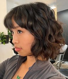 Short Wavy Bob with Bangs Style For Wavy Hair, Bangs With Wavy Hair, Short Haircuts Wavy Hair, Short Hair Long Bangs, Wavy Hair With Bangs, Wavy Layered Haircuts, Short Wavy Hairstyles For Women, Short Wavy Hairstyles, Short Hair Fringe