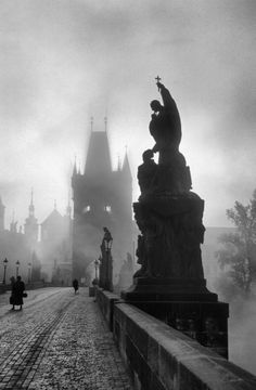 an image of a statue in front of a castle with the words menento mori on it