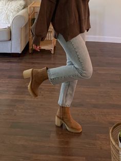 Tan And Jeans Outfit, Outfit Idea With Chelsea Boots, Free People James Chelsea Boot, Women’s Boots Outfit, Brown Chelsea Boots Outfit Women Winter, How To Style Taupe Chelsea Boots, Fall Outfits Tan Boots, Styling Tan Chelsea Boots Women, Chunk Boot Outfit