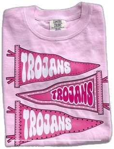 Pink Short Sleeve T-shirt For College, Pink Crew Neck T-shirt For Sports Events, Pink Team Spirit Tops With Team Name, Pink Tops With Team Name For Team Spirit, Pink Varsity Tops For Game Day, Sporty Pink T-shirt With Screen Print, Pink Short Sleeve T-shirt For Sports Events, Pink Tops With Team Name For Fan Gear, Pink Short Sleeve T-shirt With Team Name