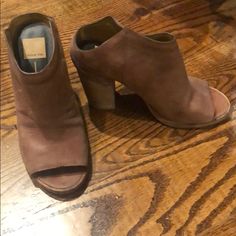 Comfiest Shoes In The World. Mainly Selling Them So I Will Wear Other Shoes That I Own For Once Brown Almond Toe Sandals For Fall, Brown Open Toe Mules For Fall, Fall Open Toe Heels With Leather Sole, Dolce Vita Shoes, Comfy Shoes, Peep Toe Heels, Heeled Mules, Shoes Women Heels, Shoes Heels