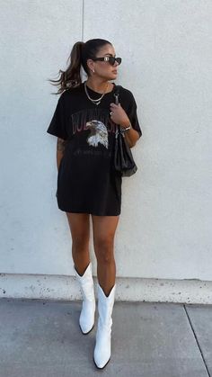 Chic Black Cowboy Boots Outfit, White Cowboy Boots Street Style, Cowboy Boots Outfit Summer 2023, Short And Cowboy Boots Outfit, Western Boots Outfit 2023, Cowboy Boots Spring Outfit, Black Western Boots Outfit Summer, Modern Cowboy Boots Outfit