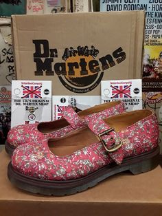 Dr Martens Limited Edition floral fabric Mary Jane in a UK Mary Jane shoe is a very iconic, vintage style! Classic style from early 1900s, originally a schoolgirl pump. 🌸Made for many years in Various colours. 📏We have Various sizes. Please check the size option. --------- ⭐We are small family business and original Dr Martens shop from 1958, based in Camden Town, London. Dr Martens Mary Janes, Dr Martens Shop, Camden Town, Funky Shoes, Dream Style, Swag Shoes, Small Family, Pretty Shoes, Dream Shoes