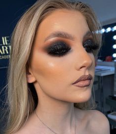 Black Smokey Eye Makeup, Evening Eye Makeup, Eye Makeup Set, Everyday Makeup Tutorials, Black Smokey Eye, Cute Eye Makeup, Makeup For Blondes, Glossy Makeup, Eye Makeup Pictures