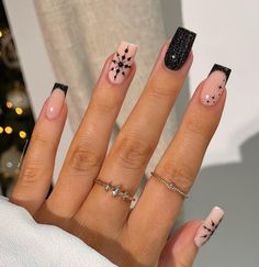 This nail design combines nude tones with bold black accents, featuring black glitter polish and minimalist dot art. Each nail has a unique pattern, creating a chic and modern look. Perfect for those wanting a simple yet edgy style for December. Nail Green, Nail Christmas, Nail Pink, Holiday Acrylic Nails, Nails Holiday, December Nails, Smink Inspiration, Girly Acrylic Nails, French Tip Acrylic Nails