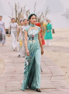 Pretty Ao Dai, Vietnamese Fashion Modern, Ao Dai Graduation, Ao Dai Aesthetic, Ao Dai Design, Vietnamese Dress Ao Dai, Modern Ao Dai