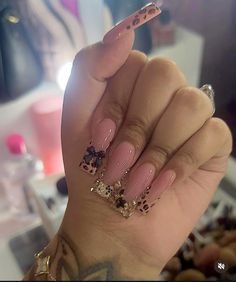 follow 4 more inspo🌷! ˚｡⋆୨୧ tags : #cheetah #nails #nailart #nailsofinstagram #naildesign #longnails #pattern Cheetah Acrylic Nails, Cheetah Print Nails, Diy Acrylic Nails, Simple Acrylic Nails, Leopard Nails