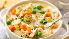 a bowl of chicken pot pie soup with crackers