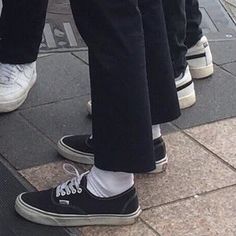 Vans Aesthetic Outfit, Vans Ootd, Changmin Icons, The Boyz Icons, Skateboard Outfit, Skateboard Outfits, Vans Aesthetic, Vans Authentic Black, Icons Random