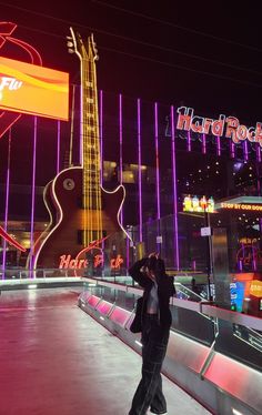 instagram photo story inspo idea girl in claw clip hair style taking photo in front of hard rock cafe in las vegas during night in city Las Vegas Aesthetic, Hard Rock Hotel Punta Cana, Hard Rock Punta Cana, Cafe New York, Cafe Pictures, New Americana, Vegas Birthday, Las Vegas Photos, Los Angeles Travel