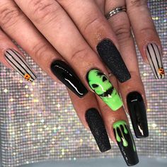 1,698 Likes, 22 Comments - Avery Martin (@avesnailworld) on Instagram: “Oogie Boogie 💚  #nails #nails💅 #nailart #naildesigns #nailsofinstagram #nailsoftheday…” Creepy Nails, Disney Halloween Nails, Spooky Nail, Spooky Nails, Witchy Nails, Nail Board, Halloween Acrylic Nails