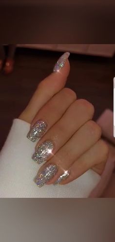 Nail Art Blanc, Pretty Nails Glitter, Nail Design Glitter, Nail Design Video, Pretty Nail Colors, White Glitter Nails, Pretty Nail Designs, Glamorous Nails, Super Nails