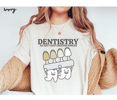 The Flossy Find shop is here for your dental inspired clothing and decor. As someone who works in the dental field I noticed a lack of options for all areas of dentistry and wanted to change that!  I hope you're able to find some fun and unique designs to represent the profession. Please be sure to check back as I will be adding new designs weekly. If there is something you are looking for but unable to find, please feel free to message me and I can help create what you're looking for.  ❥ MATERI Dental Tshirt Ideas, Dental Shirt, Dental Assistant Shirts, Dental Aesthetics, Dental Shirts, Dental Fun, Christian Shirts Designs, Dental Humor, Gifts For Dentist