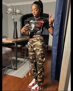 Army Fatigue Outfits For Women, 21st Outfits, Camo Pants Outfits, Cute Camo Outfits, Army Pants Outfit, Camo Pants Outfit, Cargo Outfit, Collage Pictures, Army Fatigue