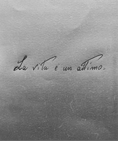 a black and white photo with the words la vita e un otimo written in cursive writing