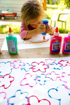 great idea to put paint in glue bottles! Crafty Kids, Preschool Art, Craft Activities For Kids, Kids Art, School Crafts, Arts And Crafts For Kids, Future Kids, Craft Activities