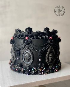 Gothic Cake Ideas Birthday, Gothic Vintage Cake, Goth Sweet 16, Goth Cake, Gothic Wedding Cake